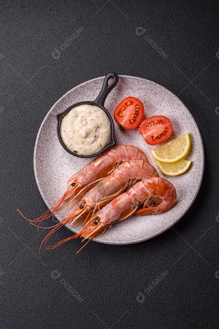 Camarão fresco molho sobre prato branco sobre mesa