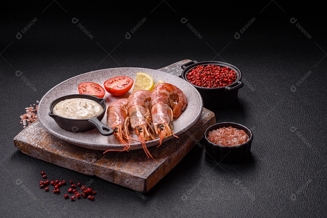 Camarão fresco molho sobre prato branco sobre mesa