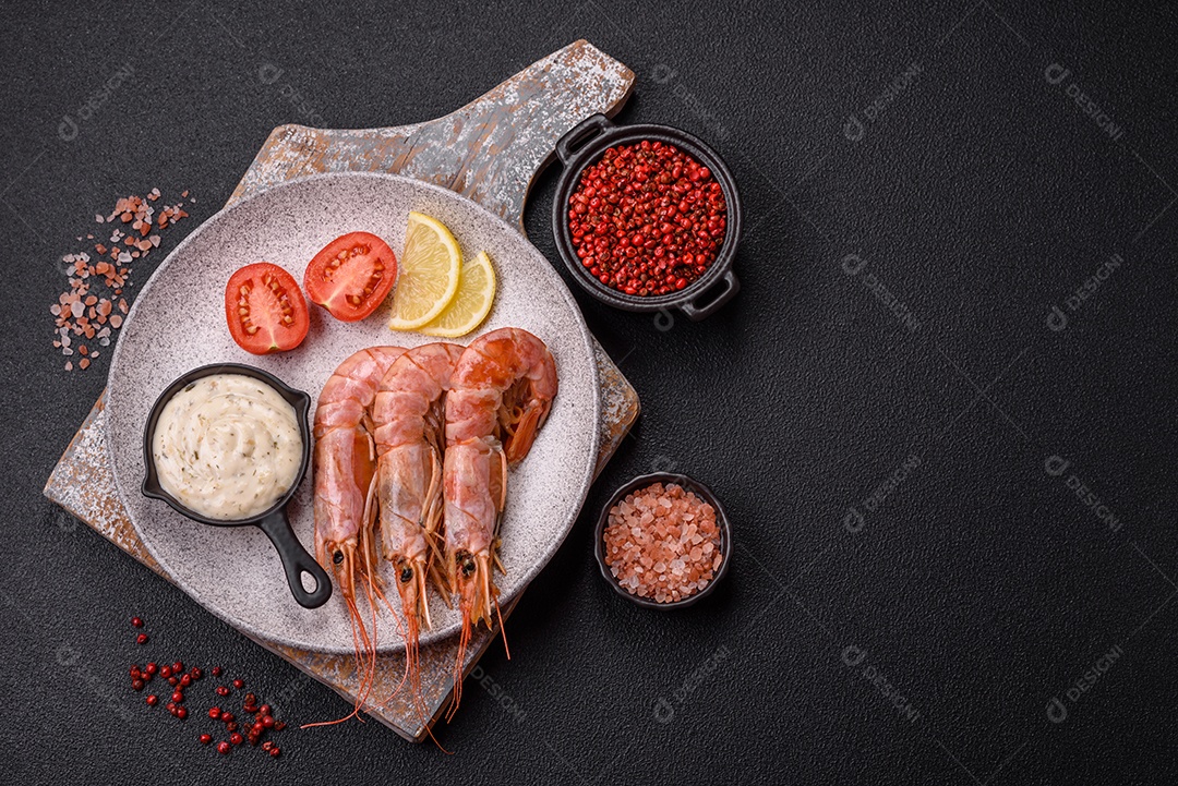 Camarão fresco molho sobre prato branco sobre mesa