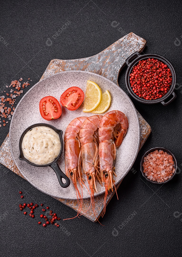 Camarão fresco molho sobre prato branco sobre mesa