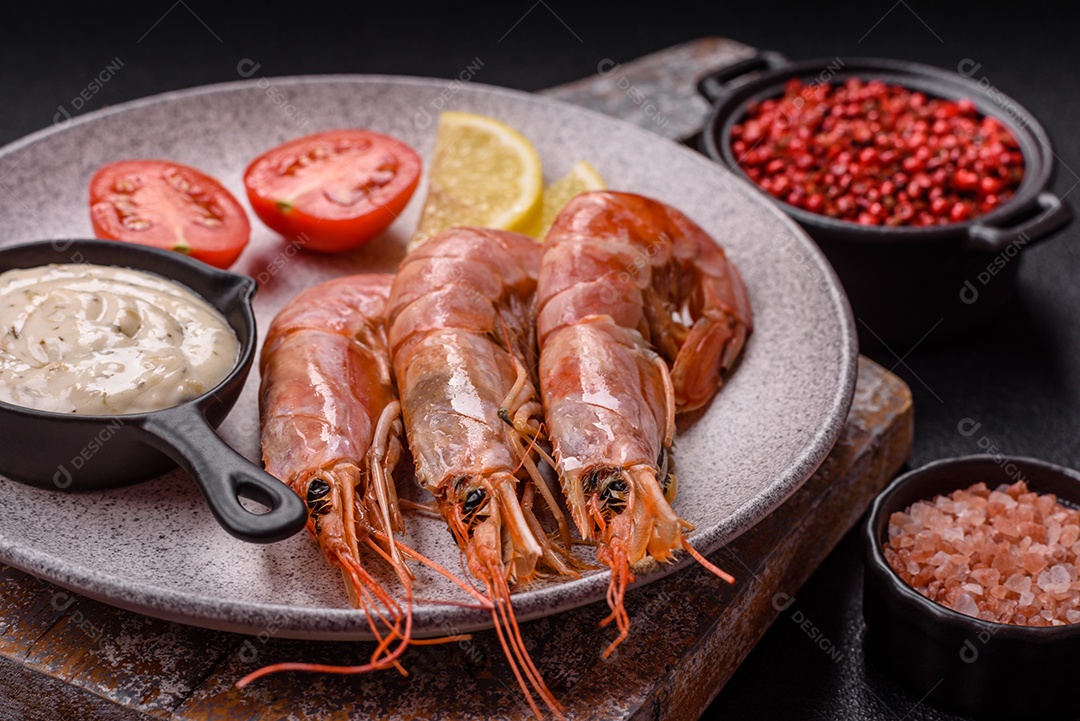 Camarão fresco molho sobre prato branco sobre mesa