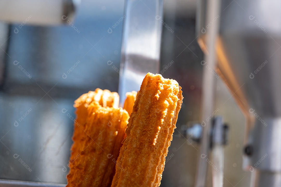 Churros frito e pronto para receber recheio