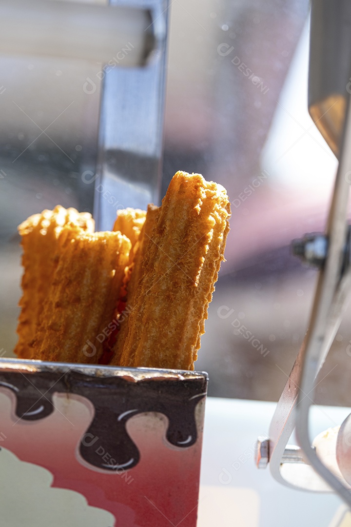 Churros frito e pronto para receber recheio