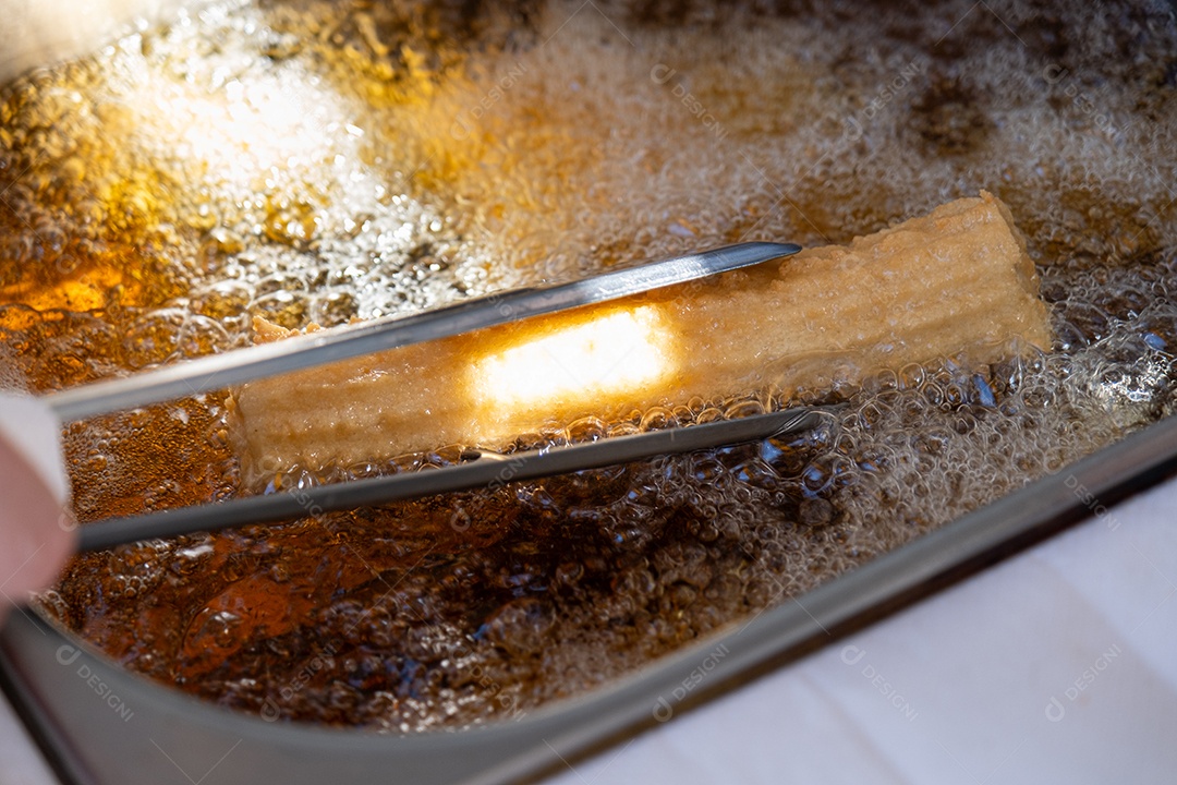 Fritando delicioso churros