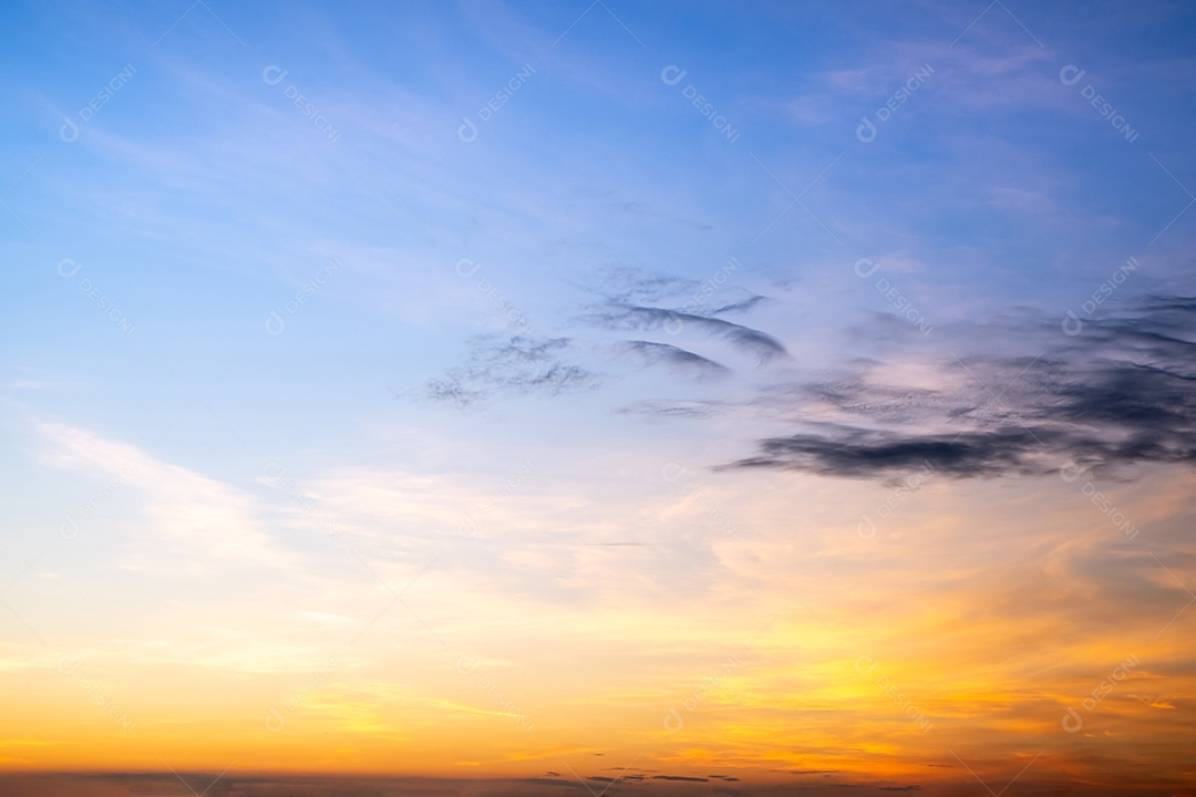 Um lindo céu com nuvens