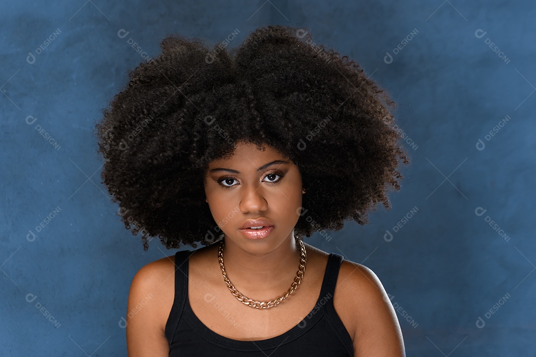 Jovem mulher linda com pose para foto