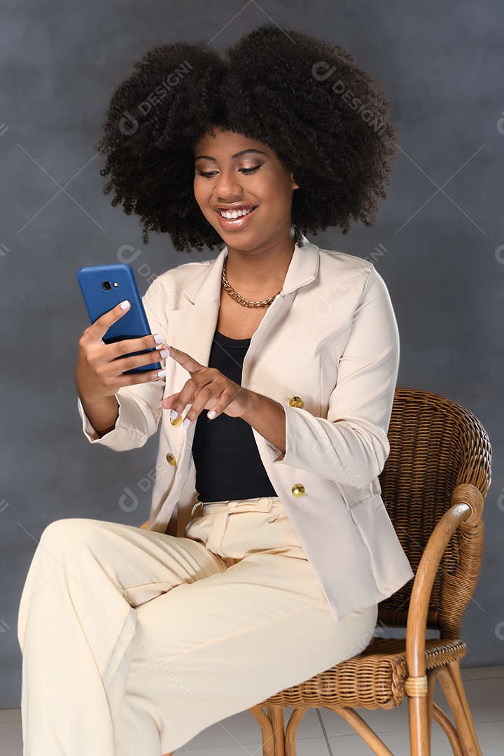 jovem morena linda segurando celular