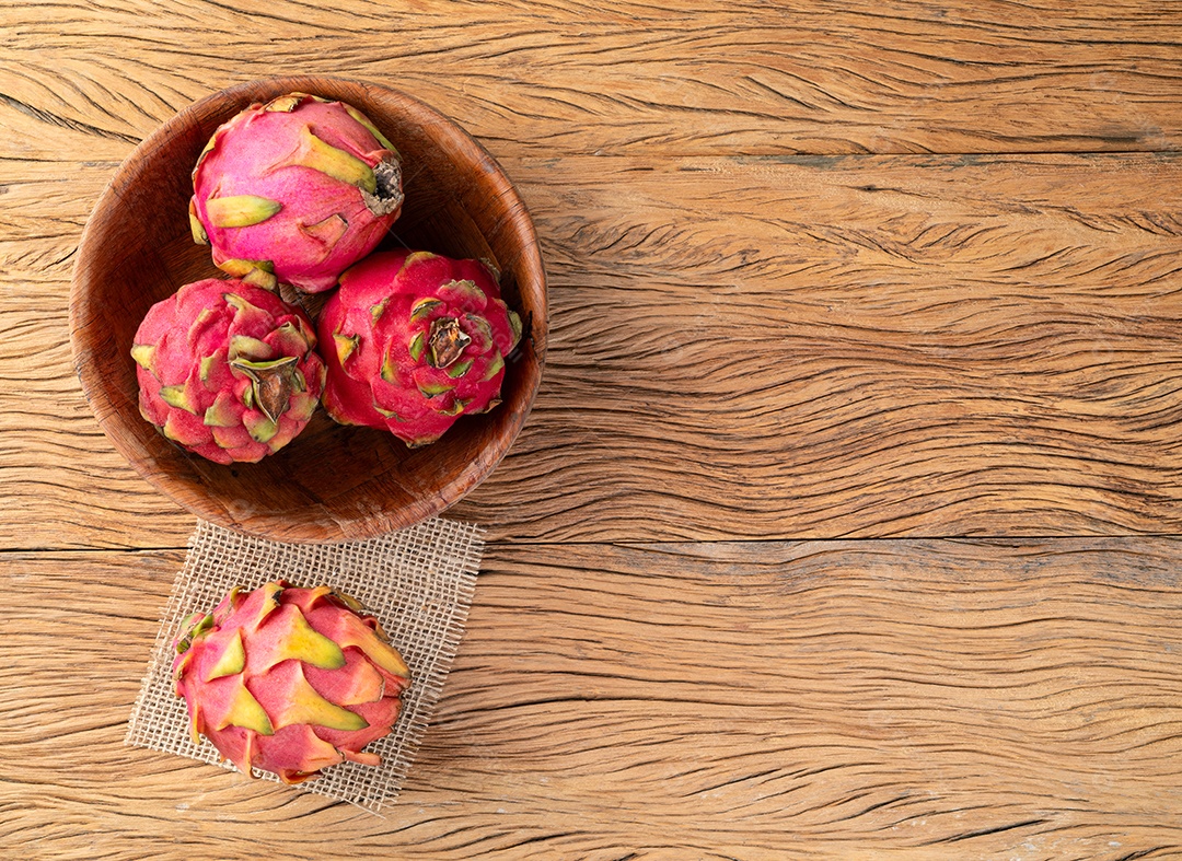 Tigela com três pitayas deliciosas