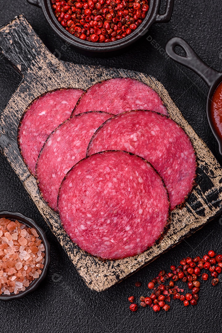 Salames frescos sobre tábua madeira