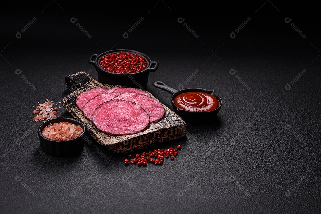 Salames frescos sobre tábua madeira