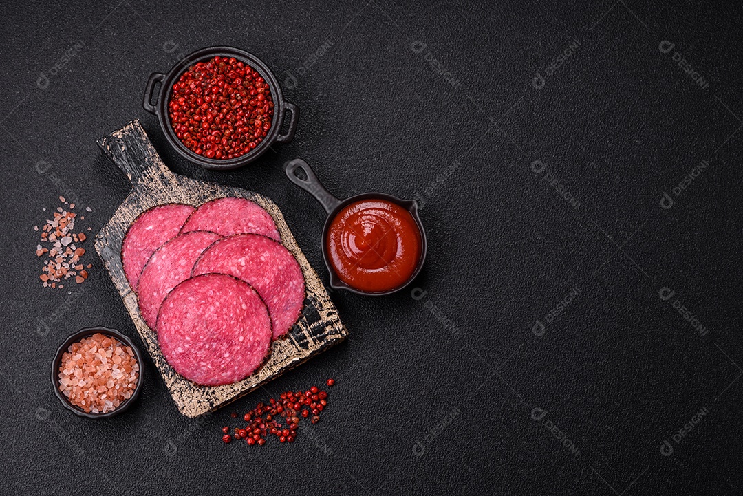 Salames frescos sobre tábua madeira