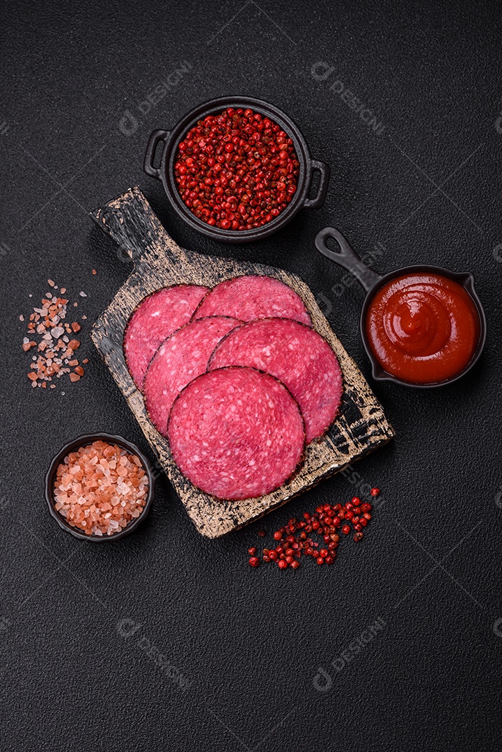 Salames frescos sobre tábua madeira