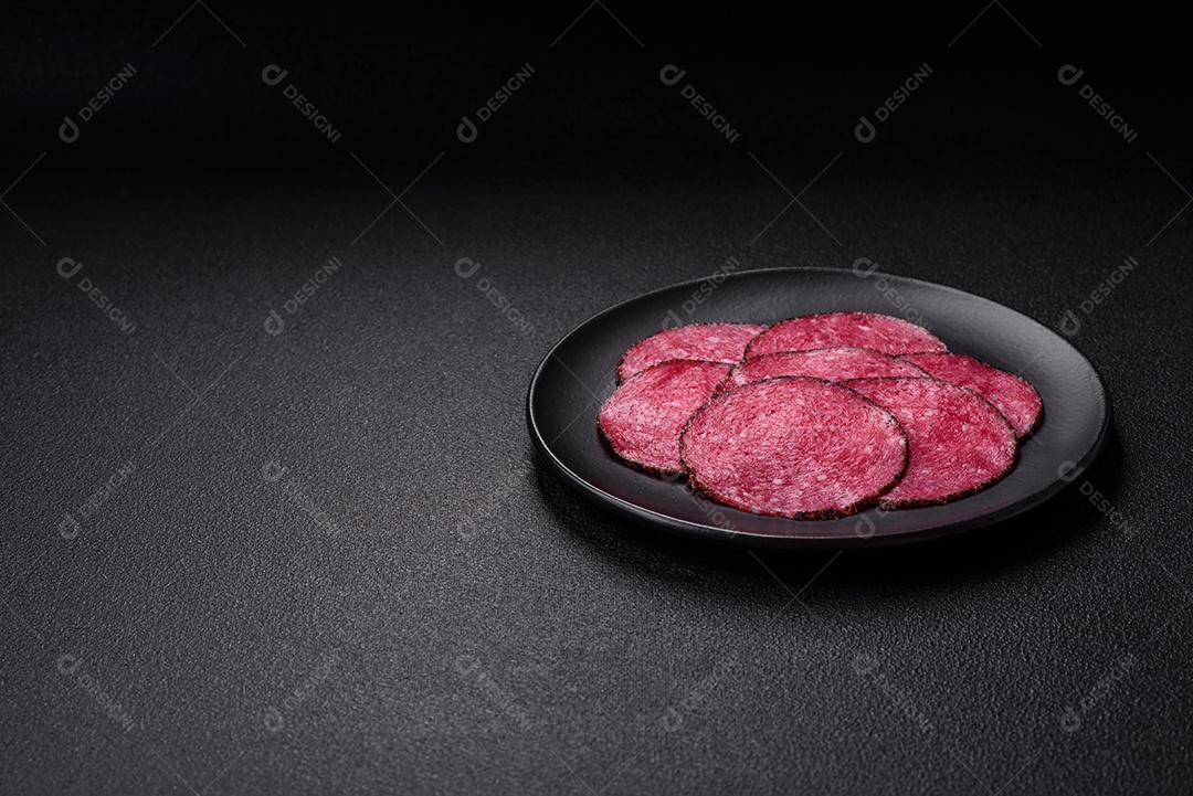 Salames frescos sobre tábua madeira