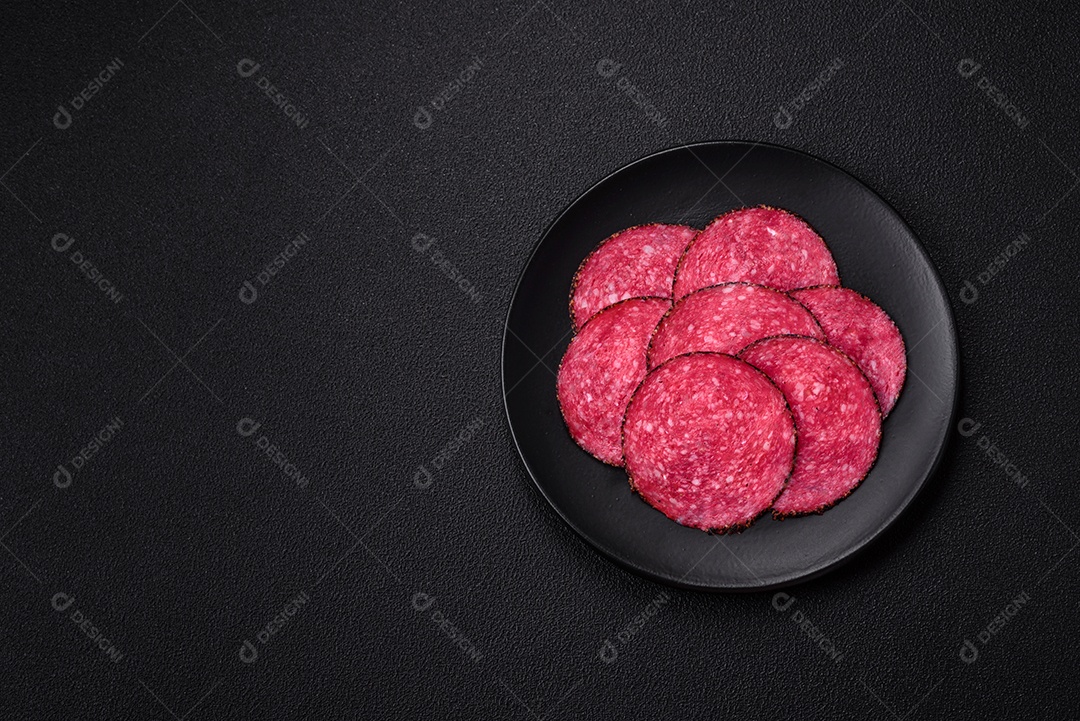 Salames frescos sobre tábua madeira