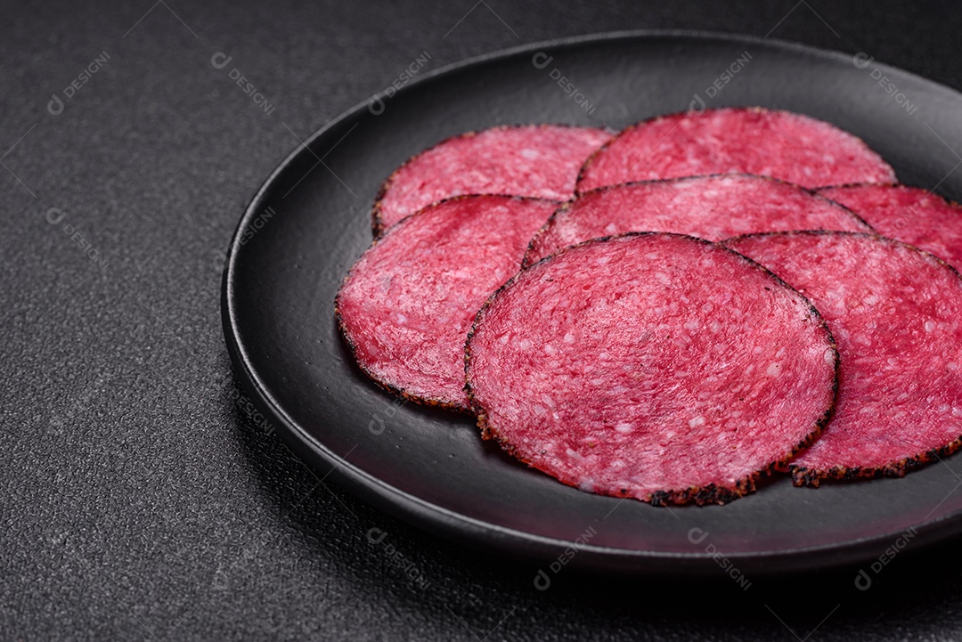 Salames frescos sobre tábua madeira