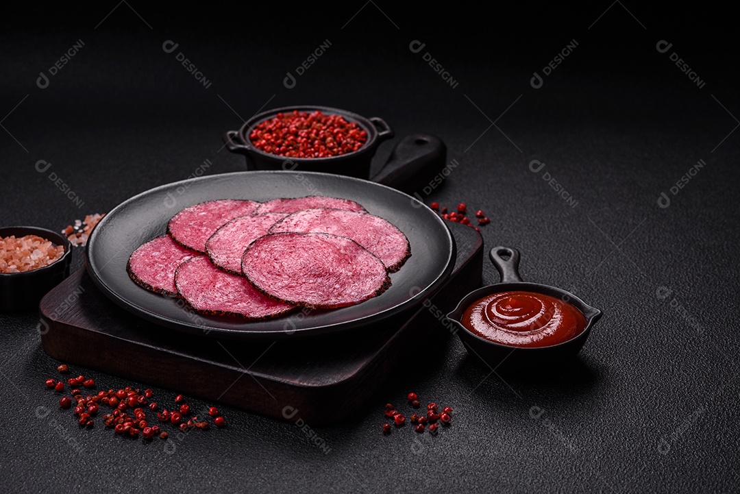 Salame defumado sobre prato de sobre mesa