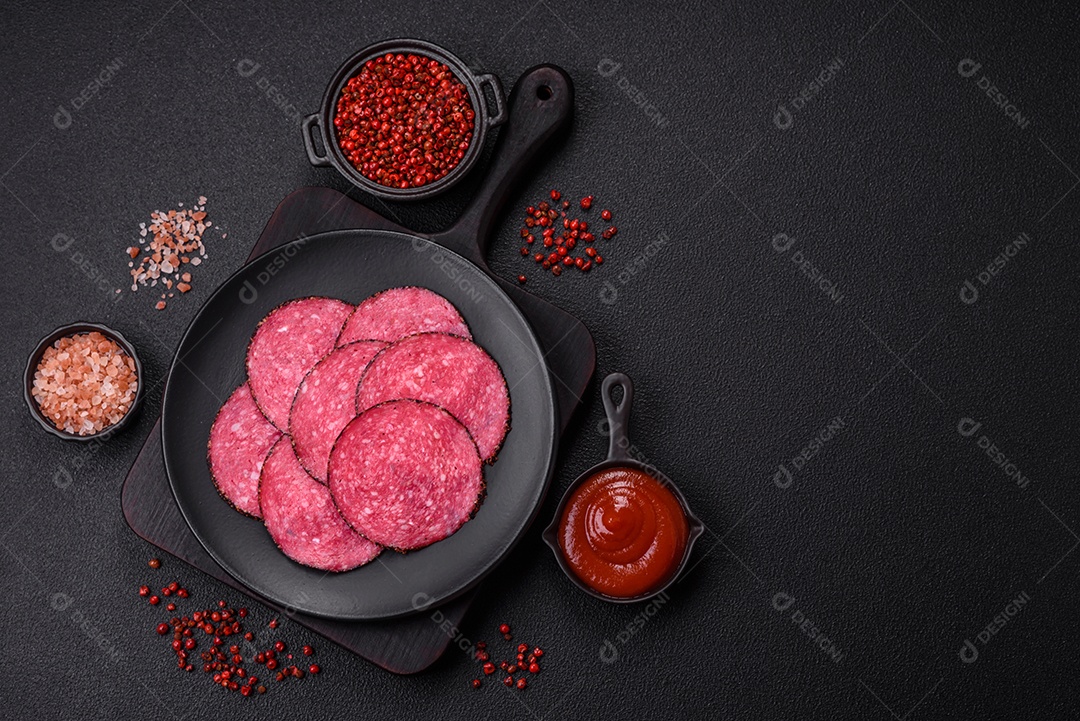 Salames frescos sobre tábua madeira