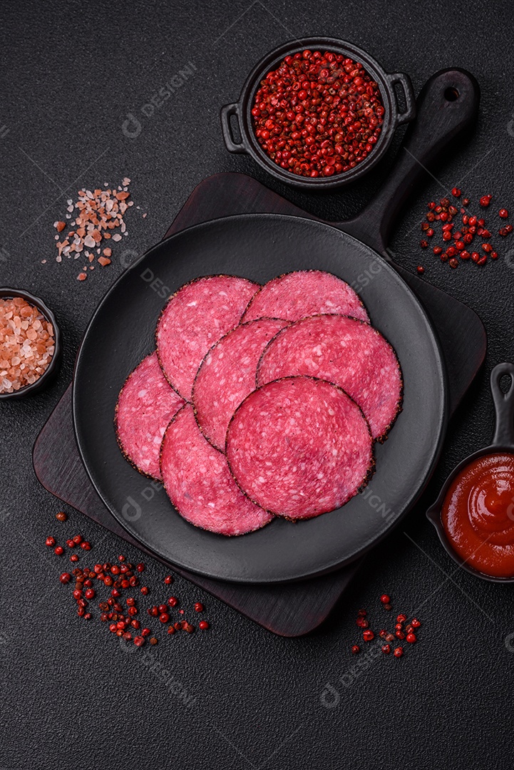 Salame defumado sobre mesa