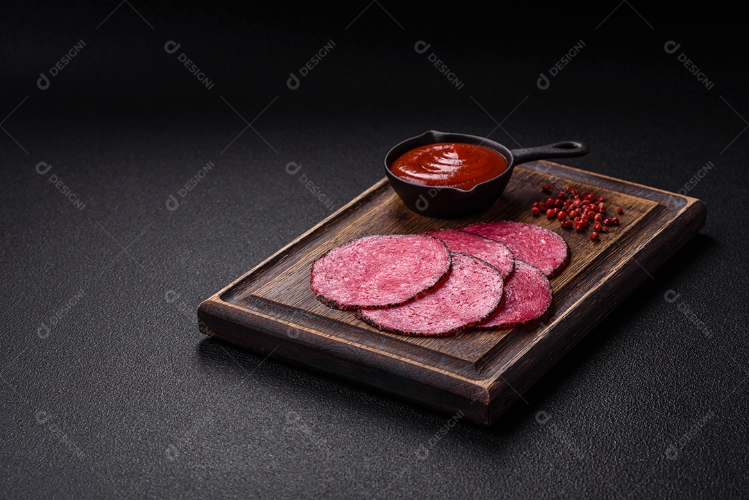 Salame defumado sobre mesa