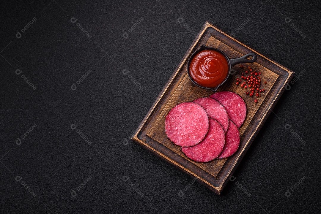 Salame defumado sobre mesa