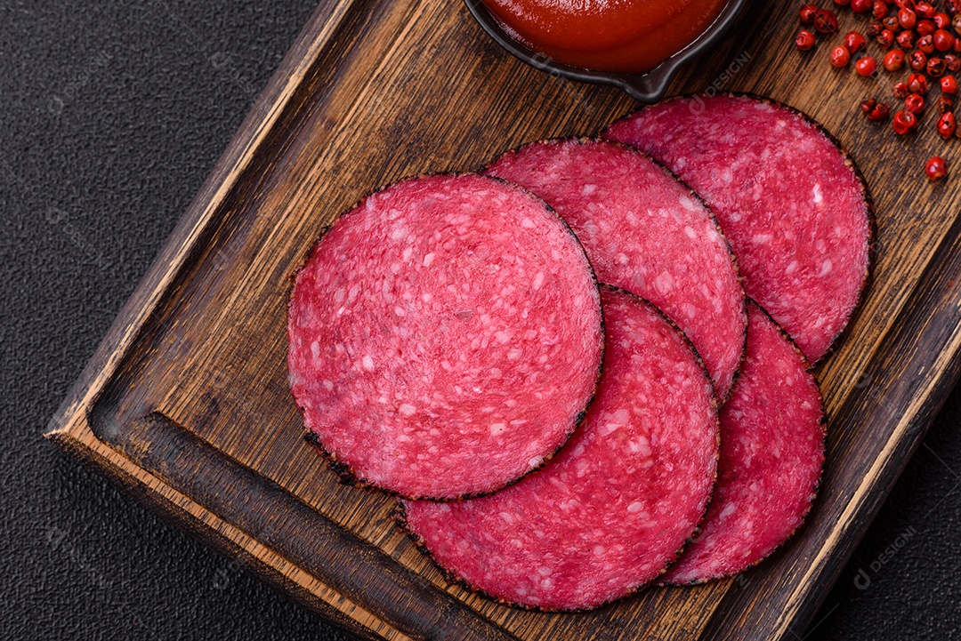 Salame defumado sobre mesa