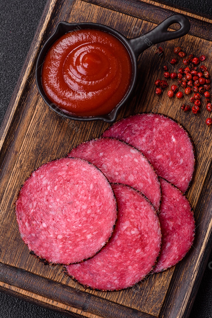 Salame defumdo sobre mesa
