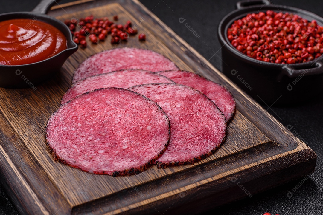 Salame defumdo sobre mesa