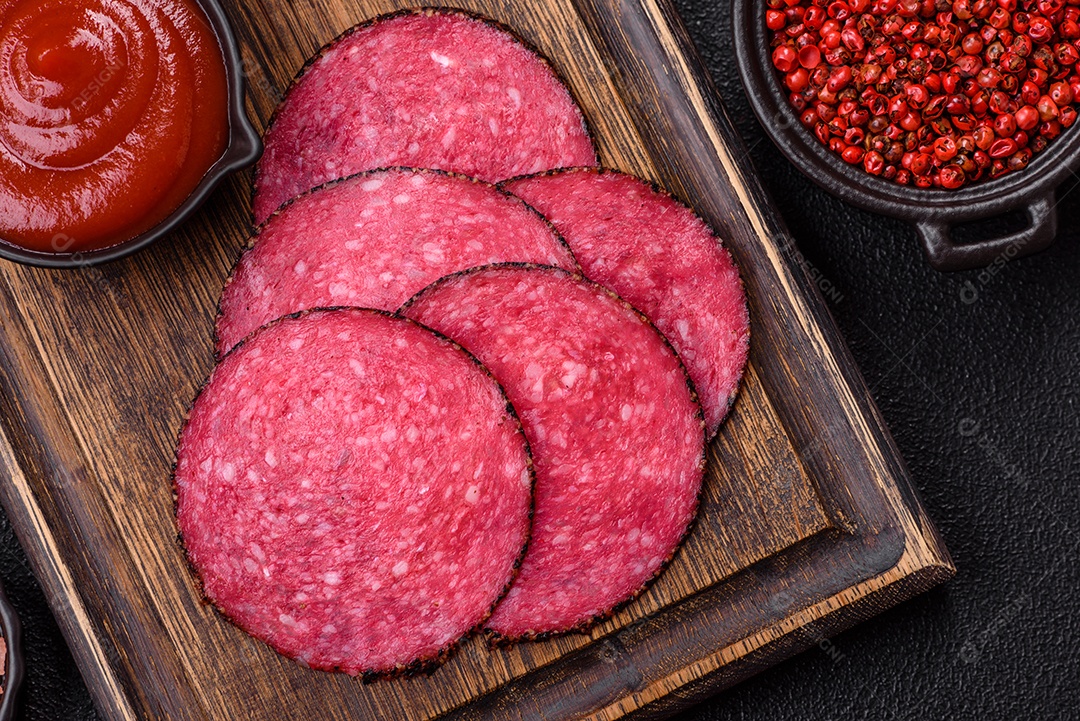 Salame defumdo sobre mesa