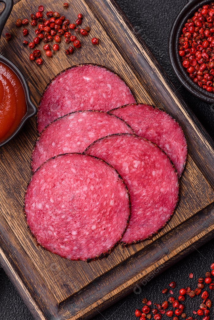 Salame defumdo sobre mesa