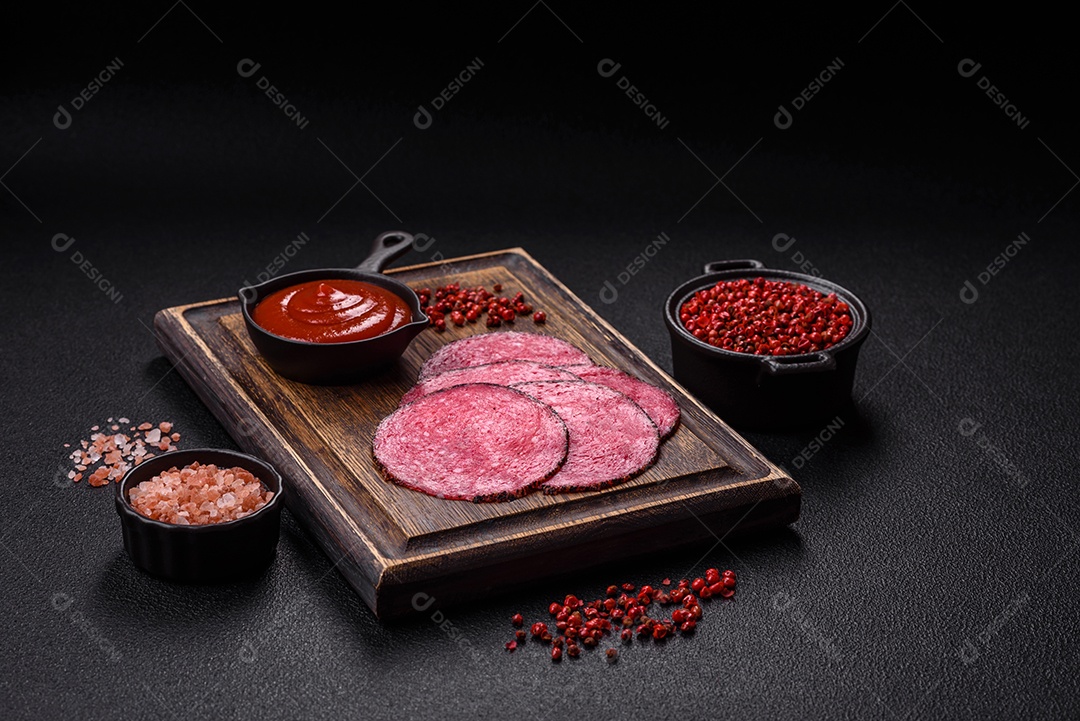 Salame defumdo sobre mesa