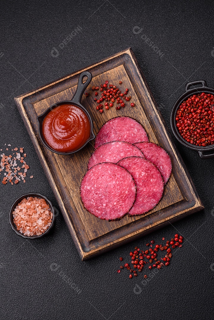 Salame defumdo sobre mesa