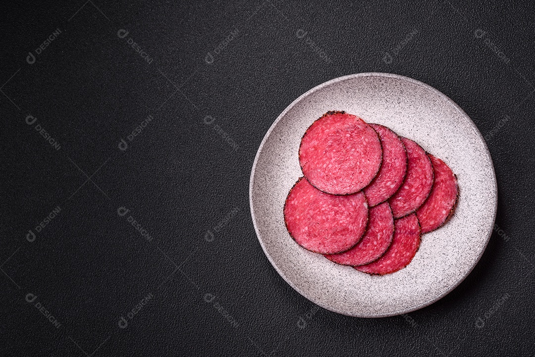 Salame defumdo sobre mesa