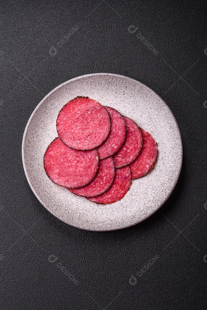 Salame defumado sobre prato de sobre mesa