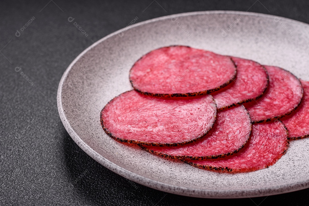 Salame defumado sobre prato de sobre mesa