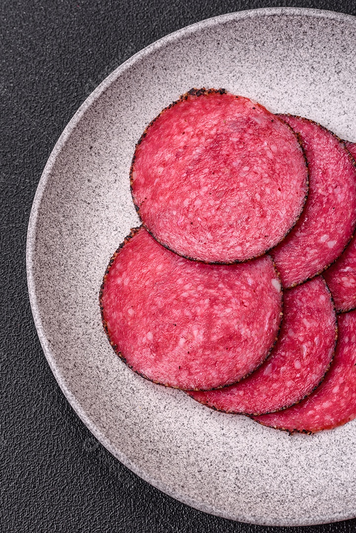 Salame defumado sobre prato de sobre mesa