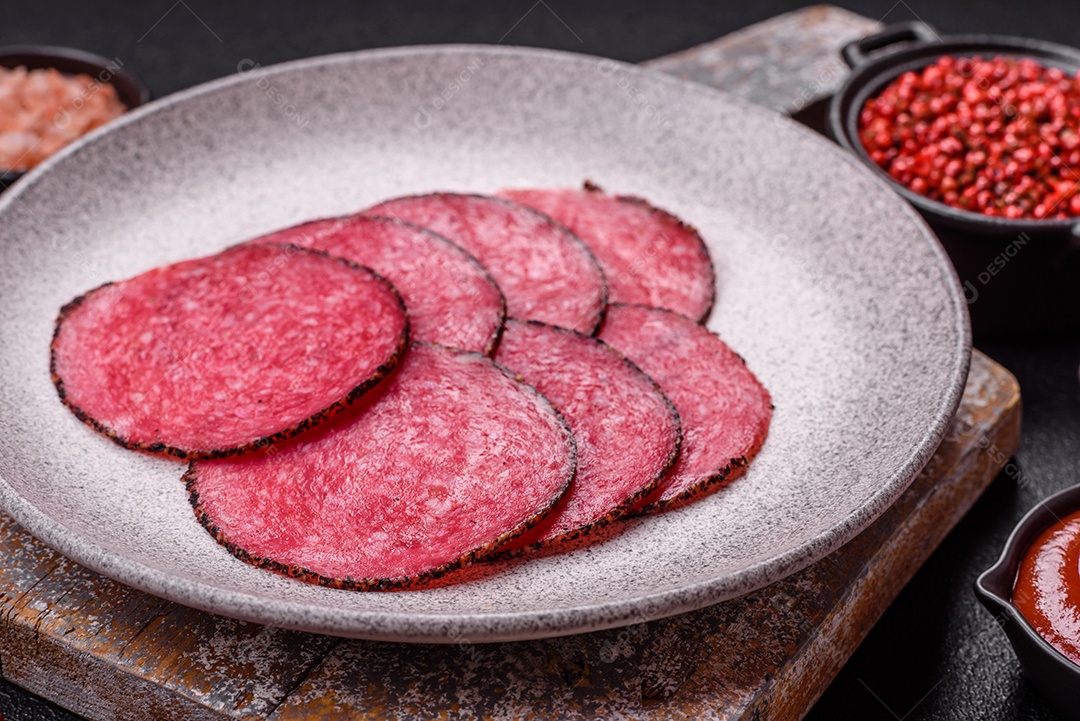 Salame defumado sobre prato de sobre mesa