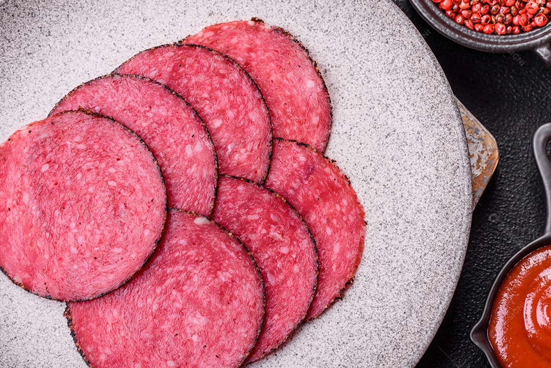 Salame defumado sobre prato de sobre mesa