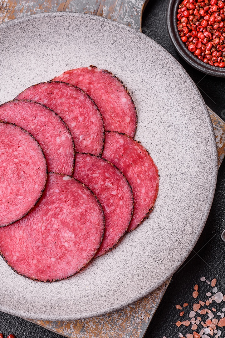 Salame defumado sobre prato de sobre mesa