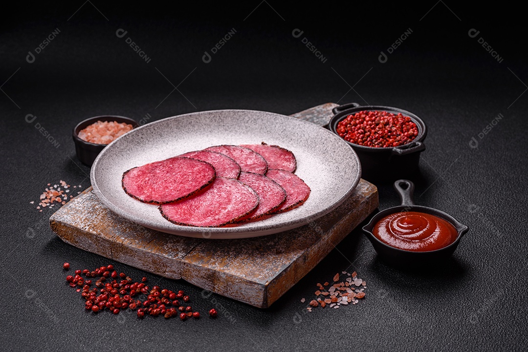 Salame defumado sobre prato de sobre mesa