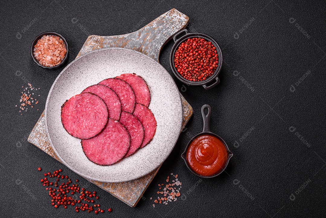 Salame defumado sobre uma tábua de madeira sobre mesa