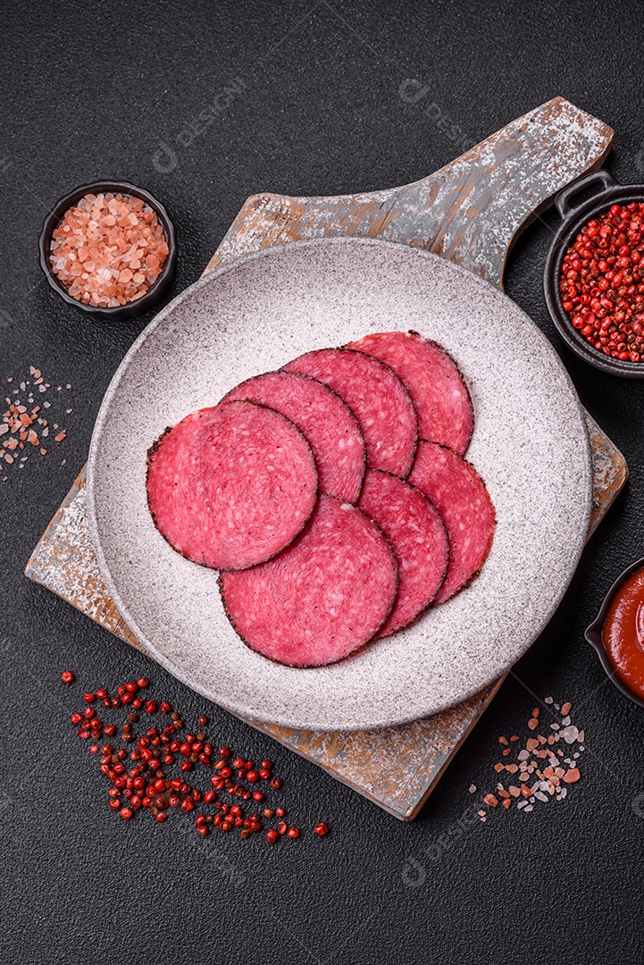 Salame defumado sobre prato de sobre mesa