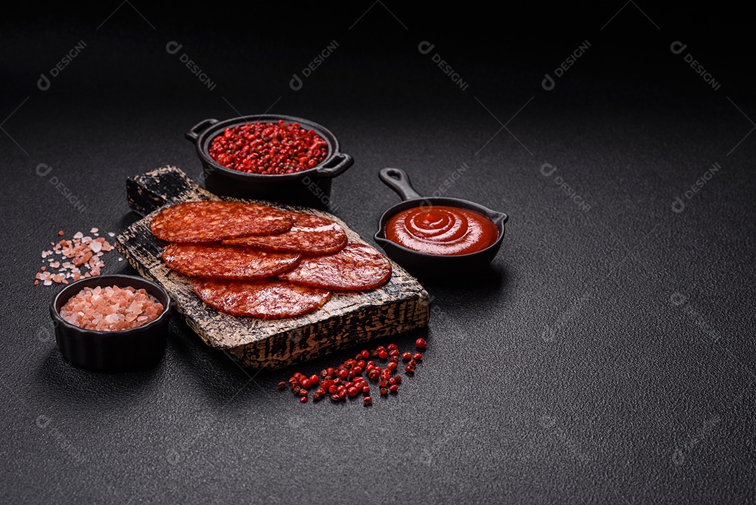Salame defumado sobre uma tábua de madeira sobre mesa