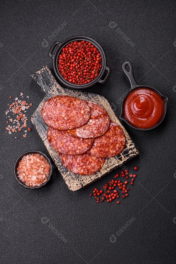 Salame defumado sobre prato de sobre mesa