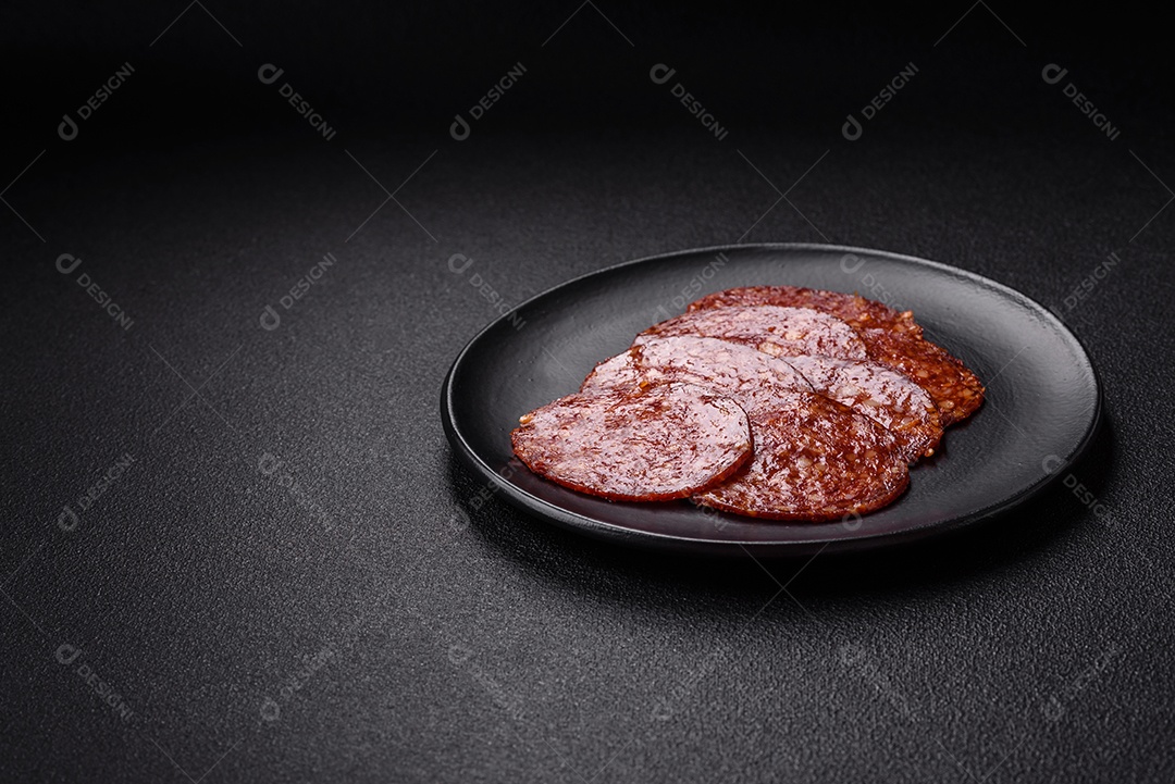 Croissants assados delicioso sobre mesa