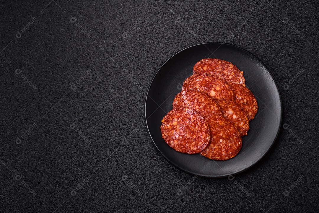 Croissants assados delicioso sobre mesa