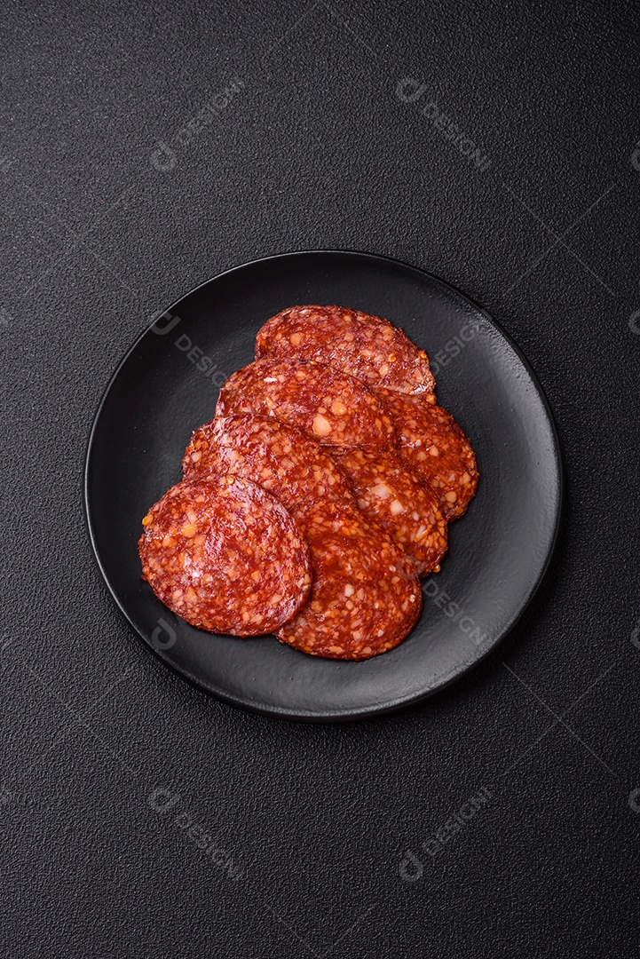 Salame defumdo sobre mesa