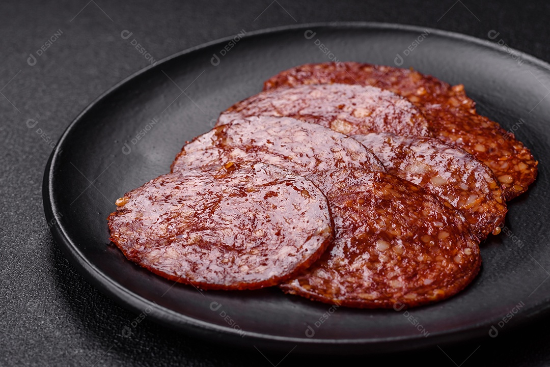 Salame defumdo sobre mesa