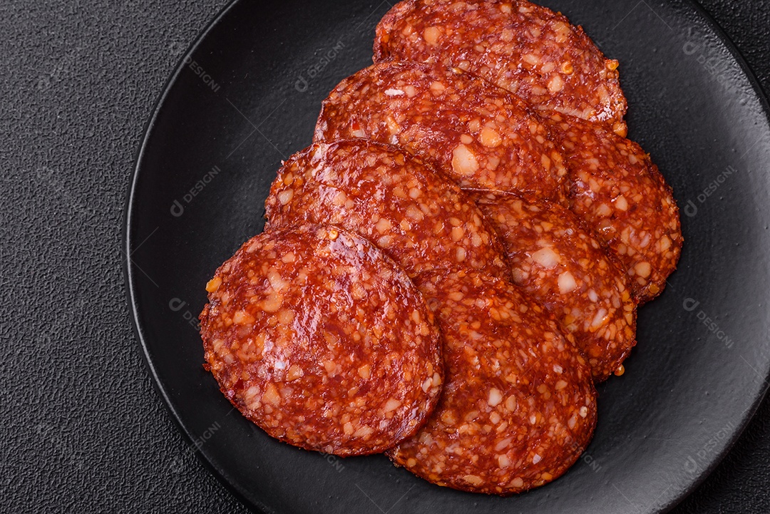 Salame defumdo sobre mesa