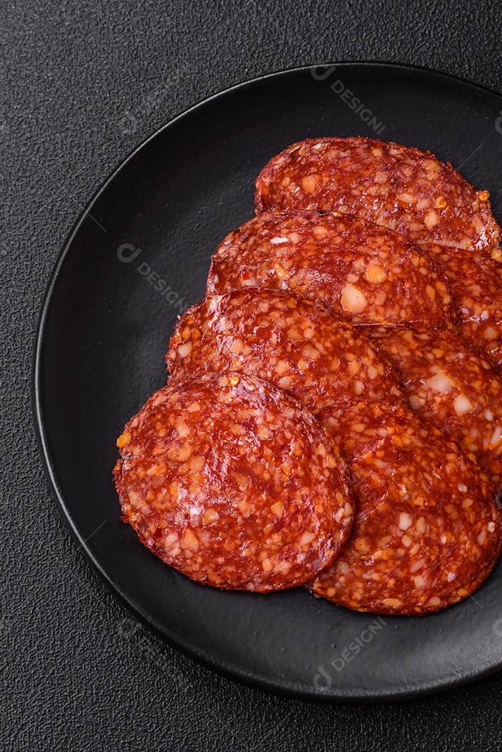 Salame defumdo sobre mesa