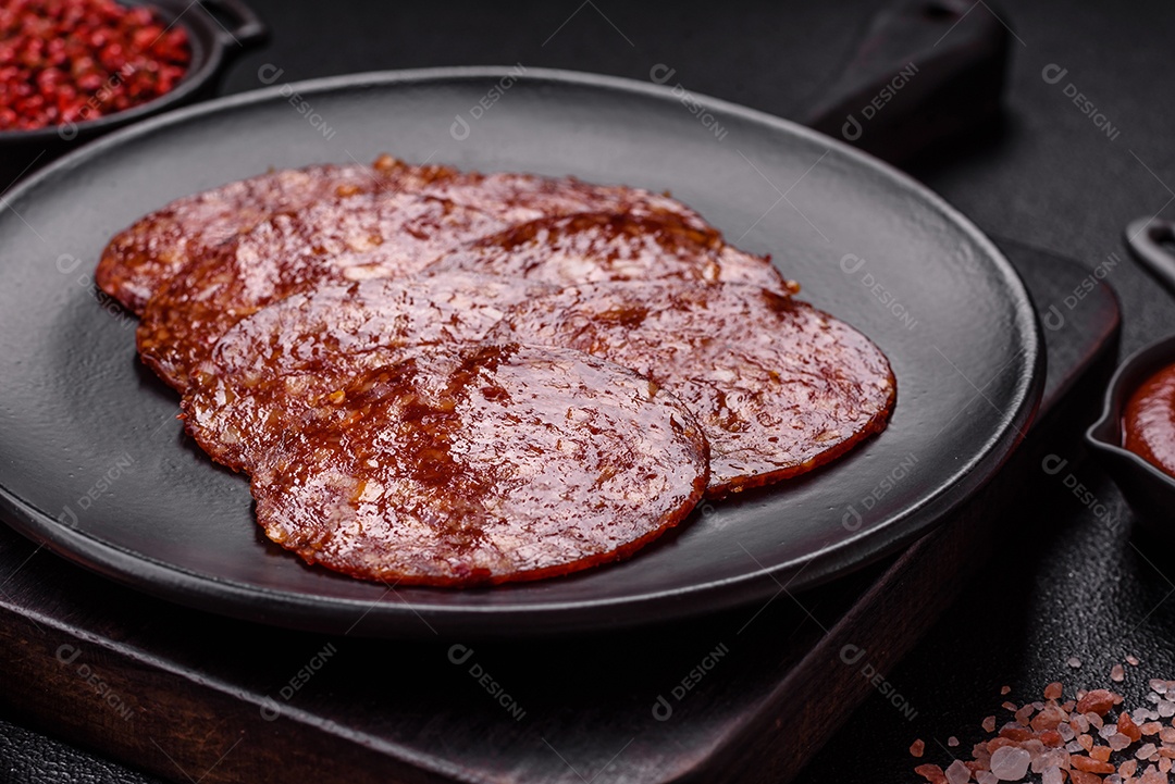 Salame defumdo sobre mesa